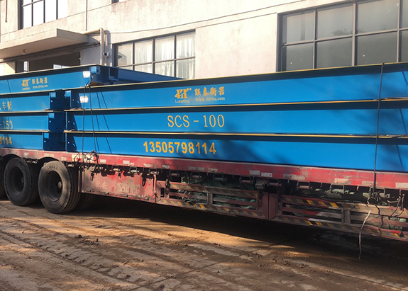 一大掛吊車到現(xiàn)場，等待吊機現(xiàn)貨